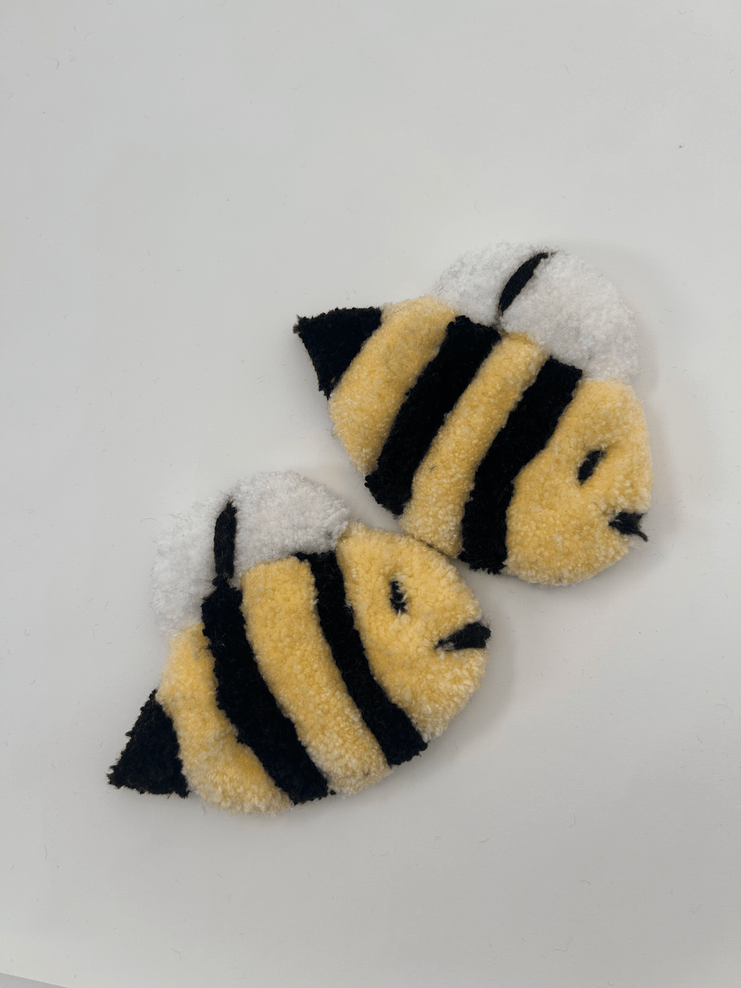 Bee Rug Magnet